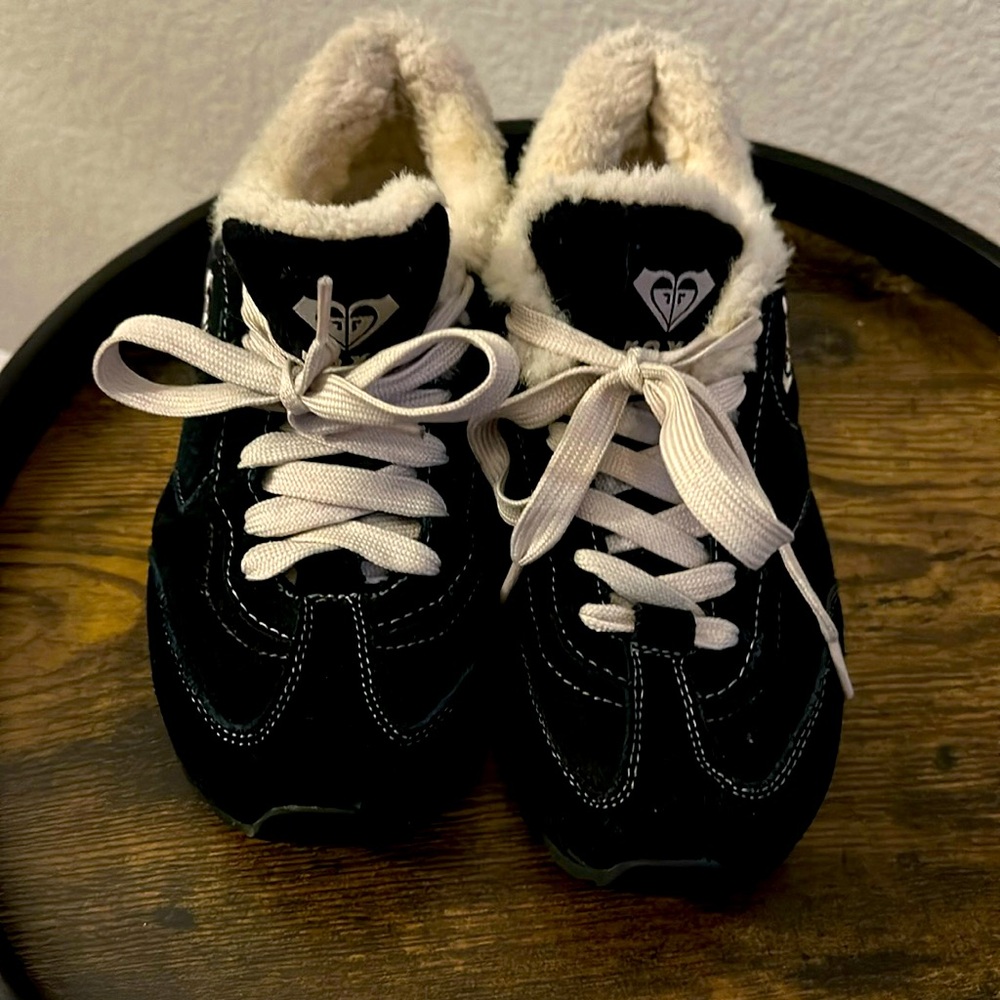 Comfy Roxy Shoes. - Picture 2 of 5